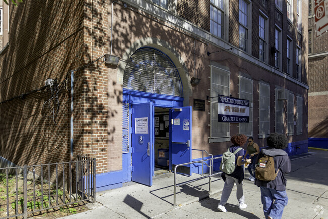 KIPP S.T.A.R Charter School has 784 students in grades K-8.
