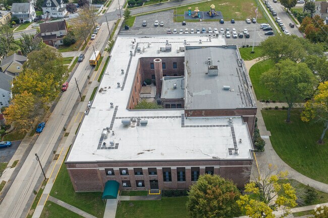 The student population is made up of 48% female students and 52% male students.