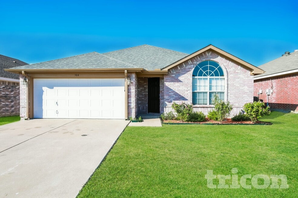 304 Dakota Dr, Arlington, TX 76002 - photo 1