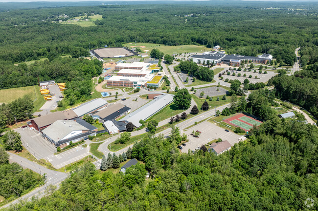 The student population of Falmouth Middle School is 487 and the school serves 6-8.