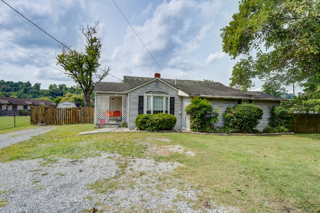 2027 Katelyn Dr, Elizabethton, TN 37643 - photo 2