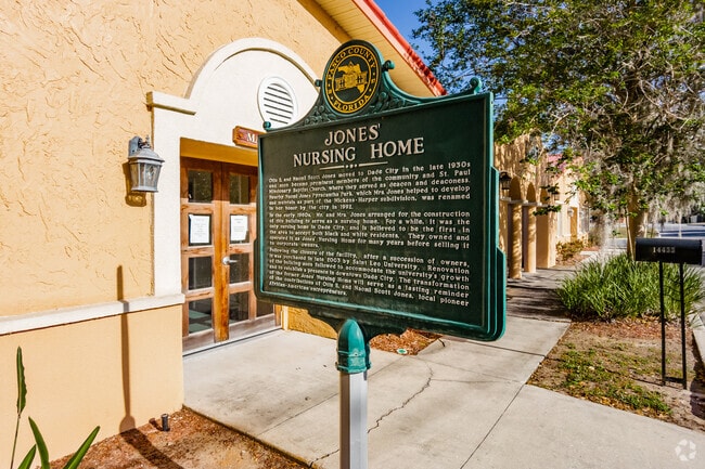 Historic marker remembering Dade City civic leader Naomi Jones.