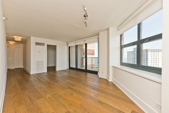 3660 N Lake Shore Dr unit 2511, Chicago, IL 60613 - photo 3