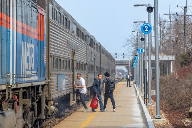 The Clarendon Hills Metra Station is conveniently located in the downtown area.