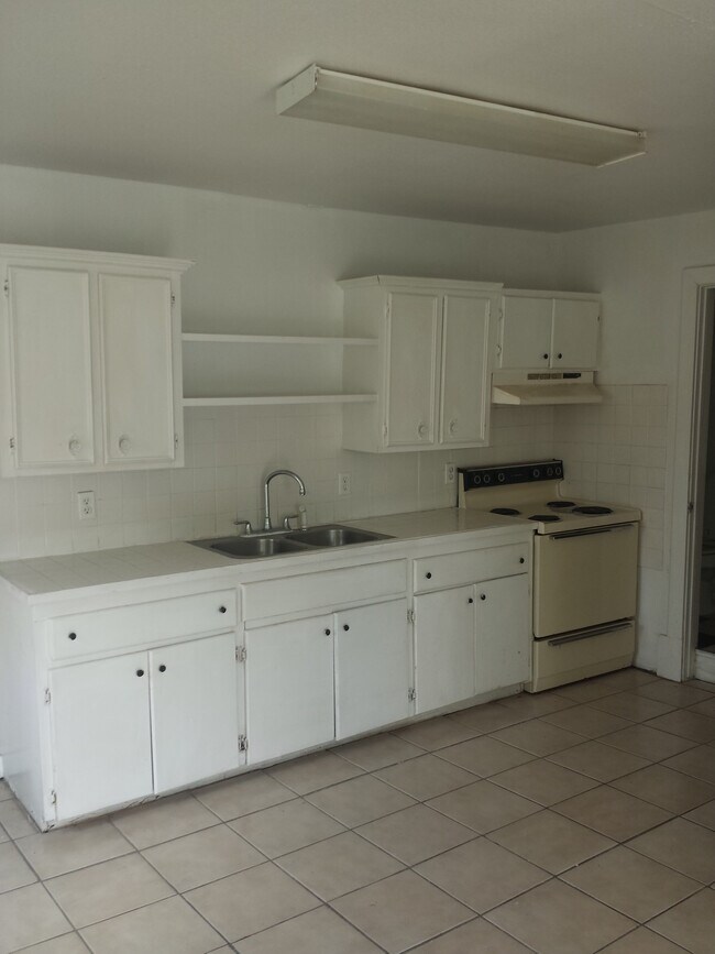 629 W Nettie Ave unit A, Kingsville, TX 78363 - photo 2