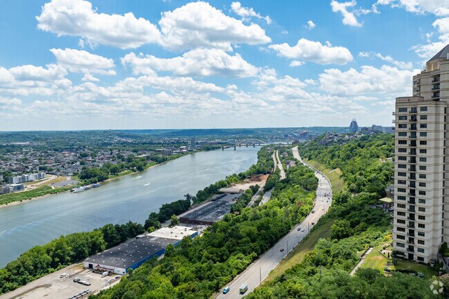 I-71 offers transportation to and from East Walnut Hills.