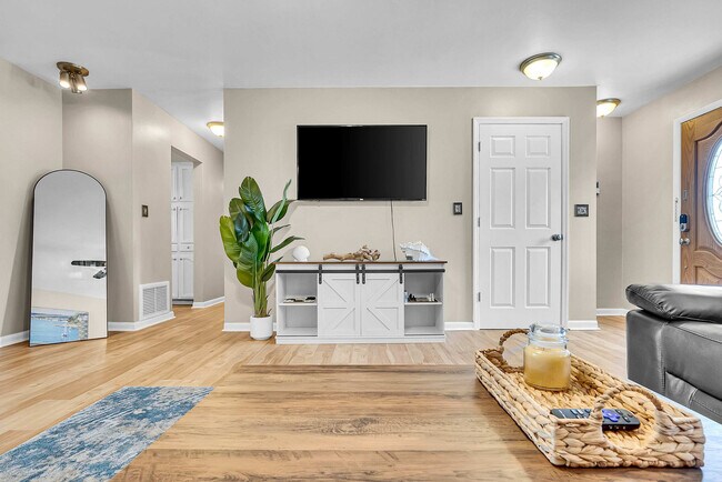 897 Imperial Dr unit ID1244950P, Largo, FL 33771 - photo 7