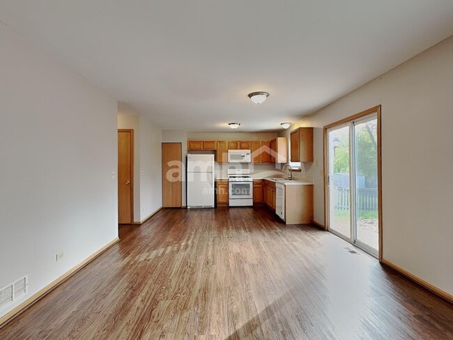 233 E Cobbler Ct, Round Lake Beach, IL 60073 - photo 4