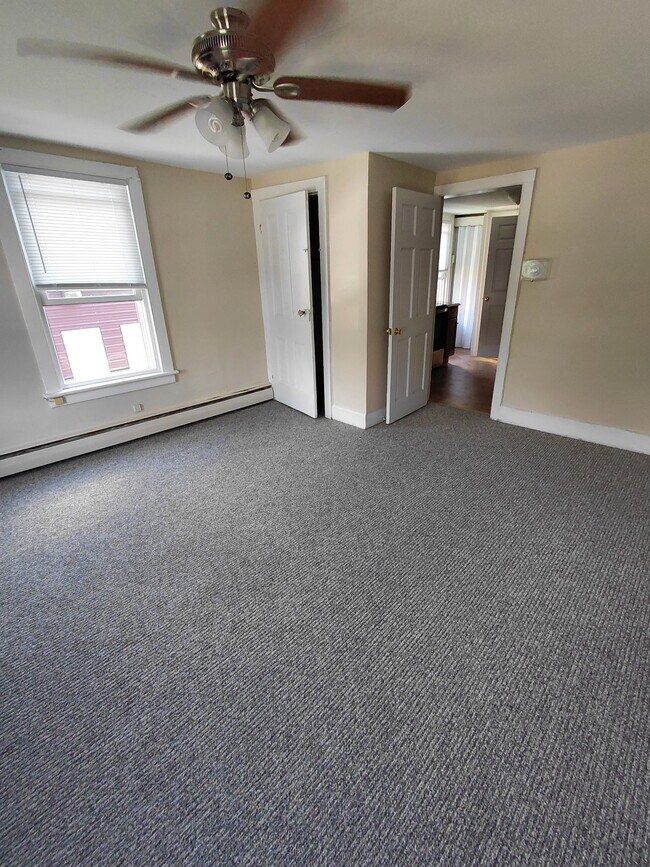 9 Church St, Hampton, NJ 08827