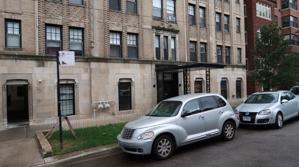 1209 W Sherwin Ave unit 304, Chicago, IL 60626 - photo 1