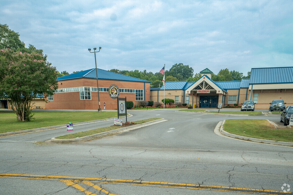 Monrovia Elementary School is an academic stronghold near Lake Forest.