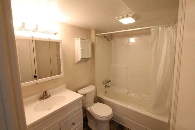 1044 N 25th St unit 1044.5 N 25th St, Billings, MT 59101 - photo 4