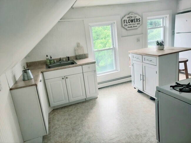 50 Oliver St unit 3, Bristol, RI 02809 - photo 3