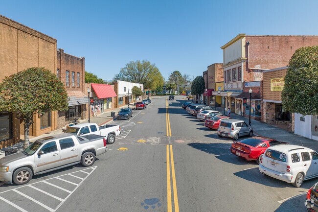 Downtown Fort Valley features chain restaurants and abandoned store fronts waiting for commercial regeneration.
