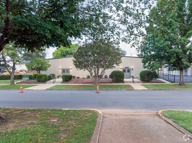 Glen Iris hasf a fine arts department that is noted for its outstanding music and speech.