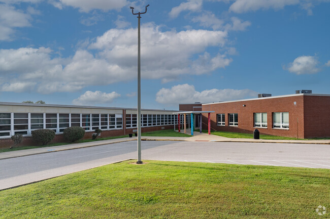 Scott Elementary School has students in PK, K-6th grades.