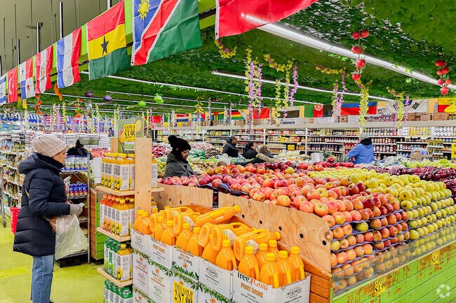 Key Food in Pomonok has fresh fruits, vegetables and other daily necessaries.