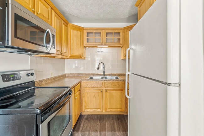 1520 W 9th St, Waterloo, IA 50702 - photo 3