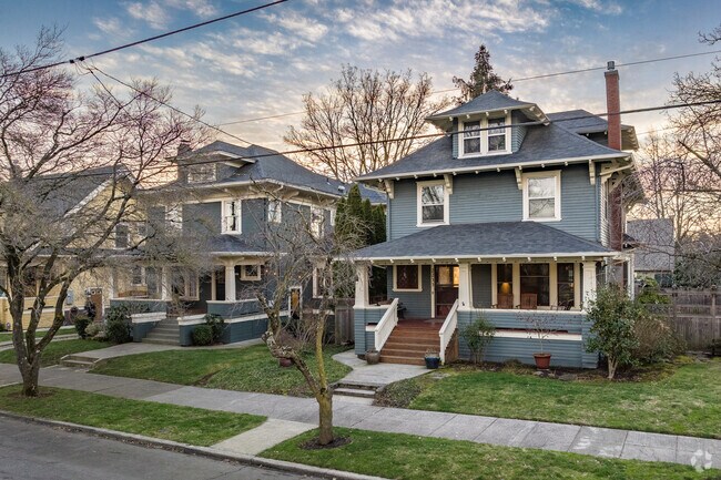 American Foursquare homes are popular throughout Portland's Hollywood neighborhood.