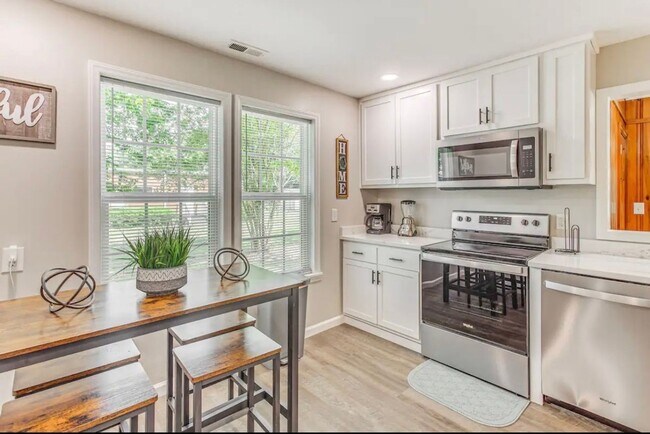 208 E Columbus St, Whiteville, NC 28472 - photo 5