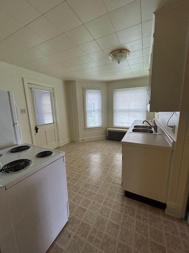 Eat-in Kitchen