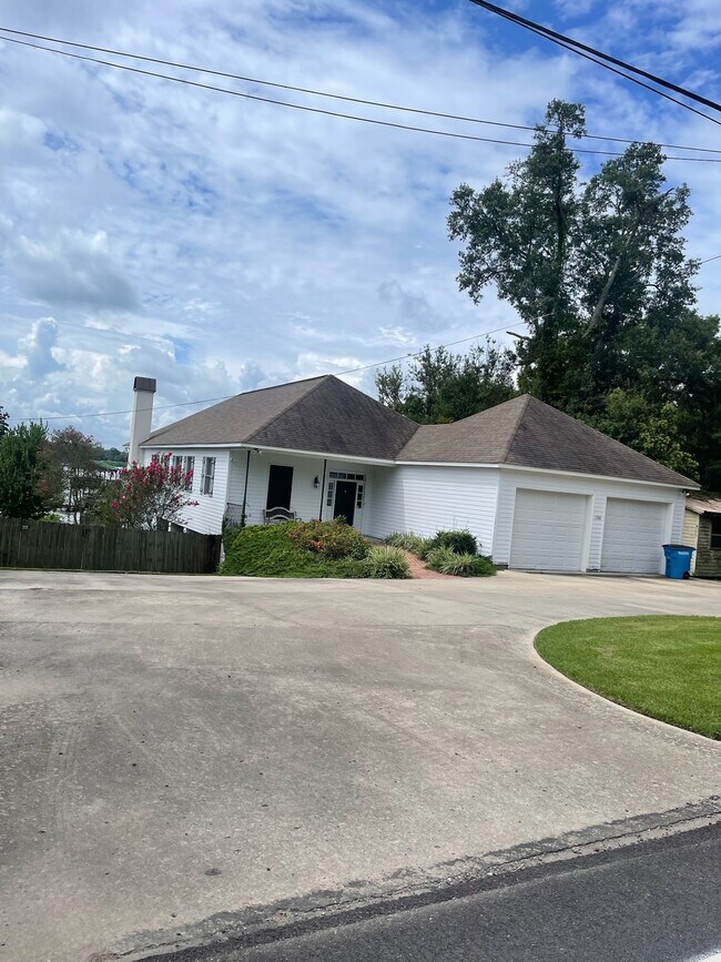 1200 E Main St, New Roads, LA 70760
