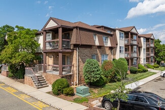 1605 Plaza Dr, Woodbridge, NJ 07095