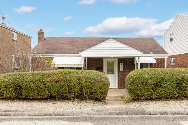 851 Florence Ave unit Florence, East Mc Keesport, PA 15035 - photo 3