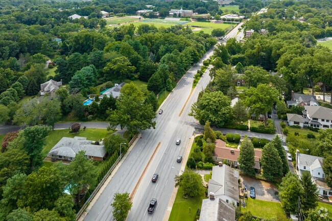 Northern Parkway makes up the northern border of Wyndhurst, and provides easy commuting.
