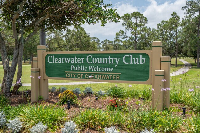 The Clearwater Country Club welcomes neighbors of Skycrest to have fun playing golf.