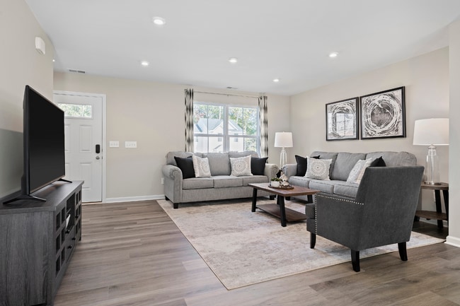 2305 Holiday Creek Dr, Whitestown, IN 46075 - photo 4