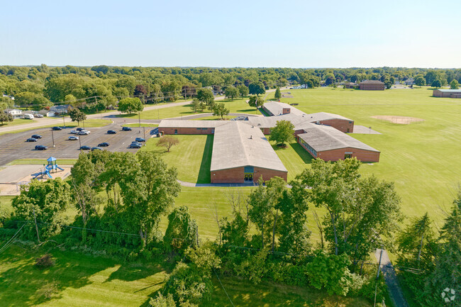 Floyd S. Winslow Elementary School has 57% of students proficient in reading.