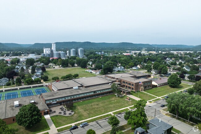 Lincoln Secondary School has an 18 to 1 student-teacher ratio.