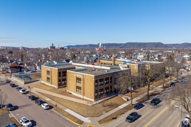 At Washington-Kosciusko Elementary, 42% of students scored at or above the proficient level for math, and 37% scored at or above that level for reading.