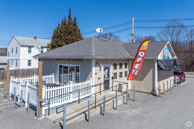 Geo's Has a Patio for Outdoor Dining