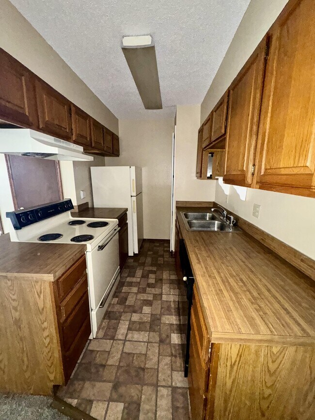 702 NE 11th St, Moore, OK 73160