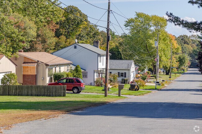 Mid-century homes in the Booth/Handy Four Corners neighborhood can be various styles and colors.
