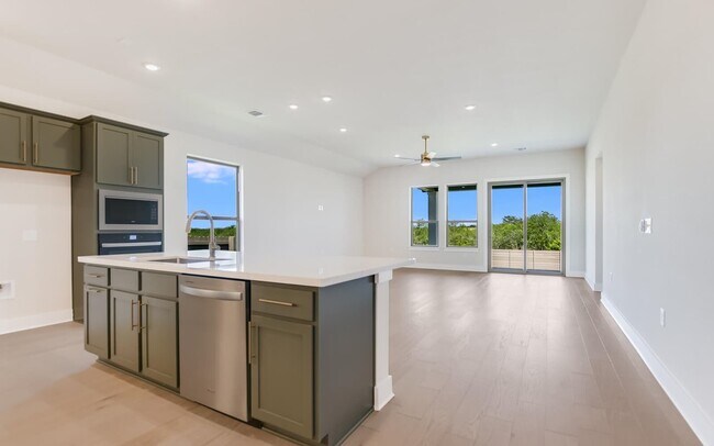 Urban Homes, Drake Plan unit 36578775, Austin, TX 78744 - photo 4