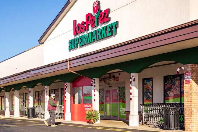 Los Perez Supermarket is the nearest grocer for Mundelein Station residents.