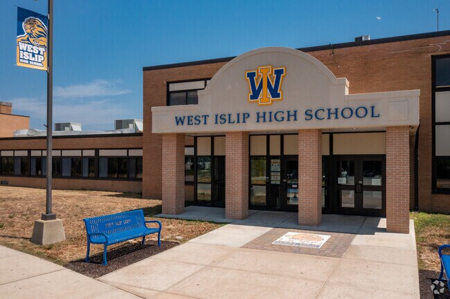 West Islip High School Is close to Union Boulevard.