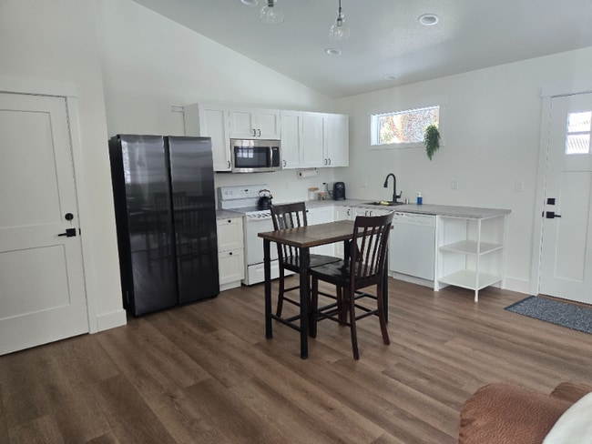 20512 Whitstone Cir, Bend, OR 97702 - photo 3