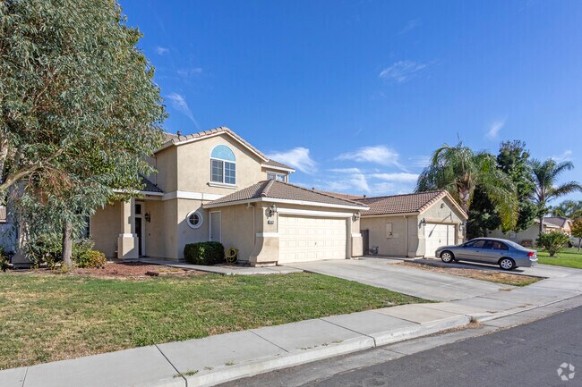 Newer homes in South Dos Palos come in a variety of styles.