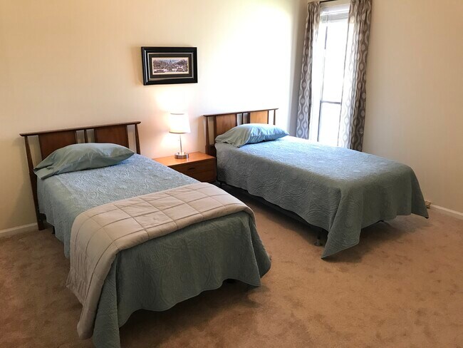 Bedroom 2: Twin beds