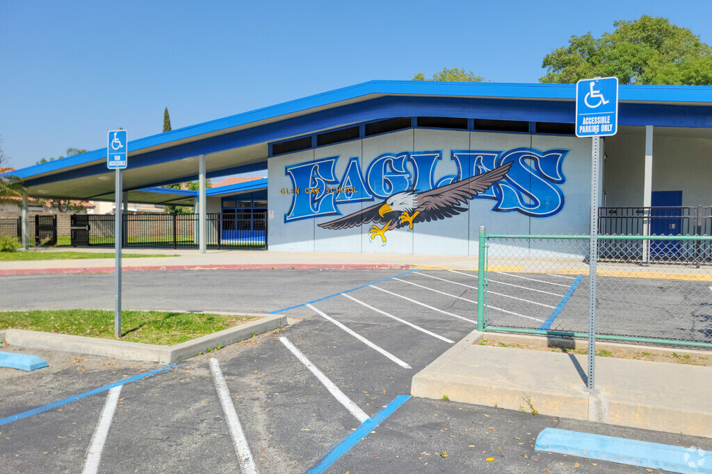 Glen Oak Elementary School serves grades K-6 and opened in 1980 in Covina, CA.