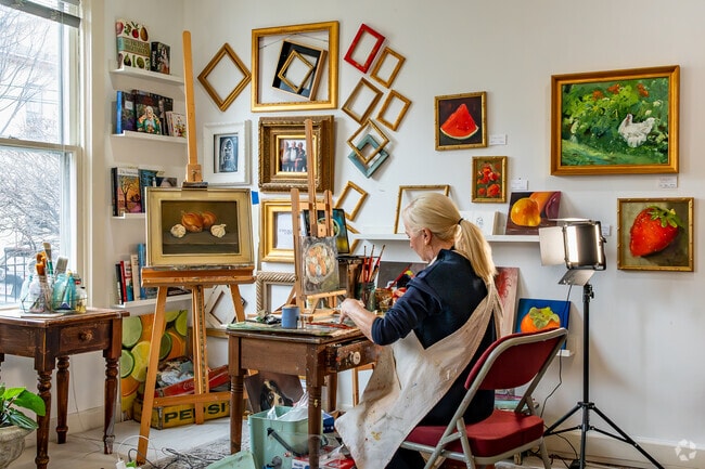 Art galleries and little boutiques are mainly located along High Street in Short North.