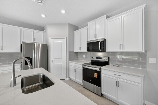 31350 Pendleton Landing Cir, Wesley Chapel, FL 33545 - photo 3