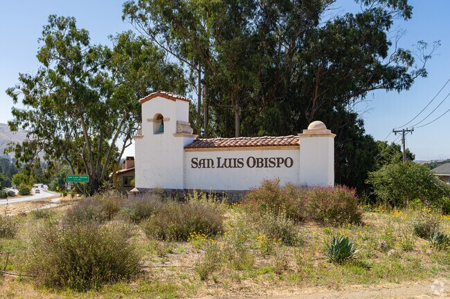 A large beautiful sign welcomes travellers to Bishops Knoll.