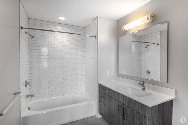 1BR, 1BA - 780SF - Bathroom