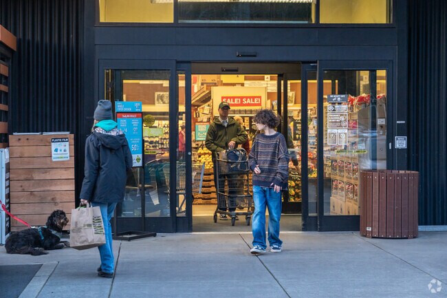New Seasons is the favorite choice for shopping in the Boise neighborhood.