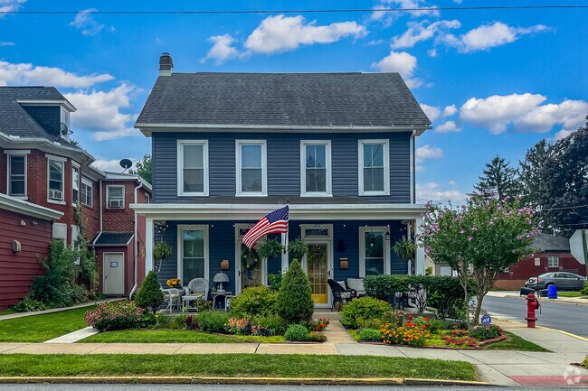 Historic colonial homes line the streets of Hummelstown.